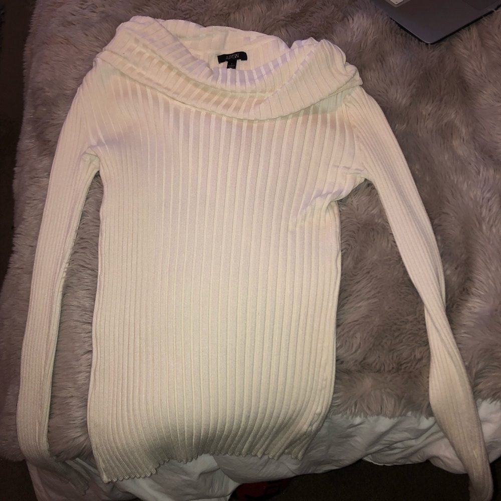 APT 9 small cream colored turtle neck NEVER WORN!!